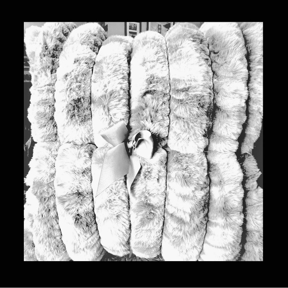 🎉HP🎉 Set of 2 Luxurious, plush faux fur accent pillows! Super soft & comfy! - Picture 3 of 13